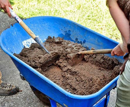 fabricar la mezcla para el piso de tierra